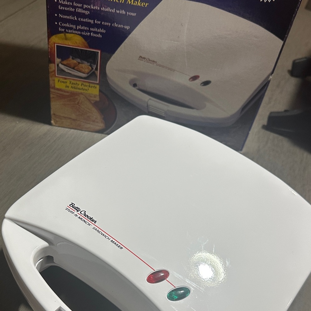 Betty Crocker White and Red Sandwich Maker